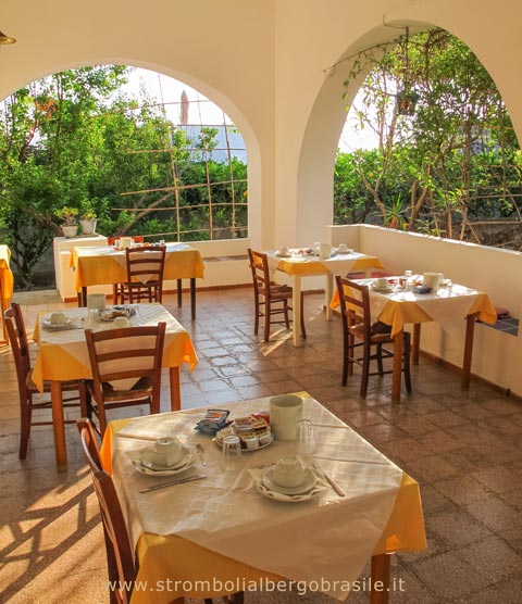 La sala colazioni dell'Albergo Brasile nell'Isola di Stromboli